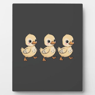 Drei Ducklings Wandern in einer Reihe - Niedlich Fotoplatte