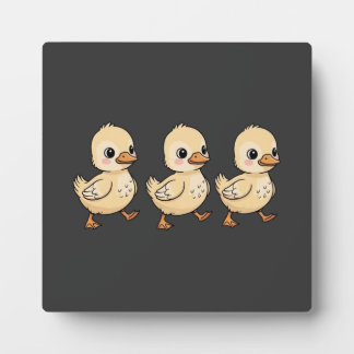 Drei Ducklings Wandern in einer Reihe - Niedlich Fotoplatte