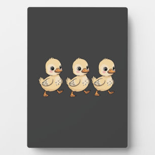 Drei Ducklings Wandern in einer Reihe - Niedlich Fotoplatte