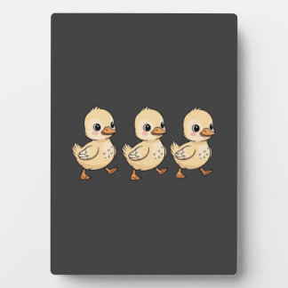 Drei Ducklings Wandern in einer Reihe - Niedlich Fotoplatte