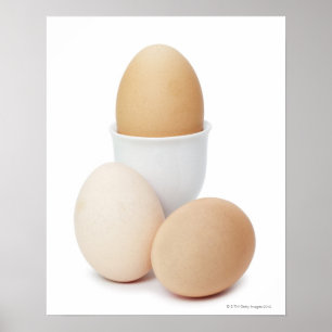 Drei Eier abgeschieden auf einem weißen Poster