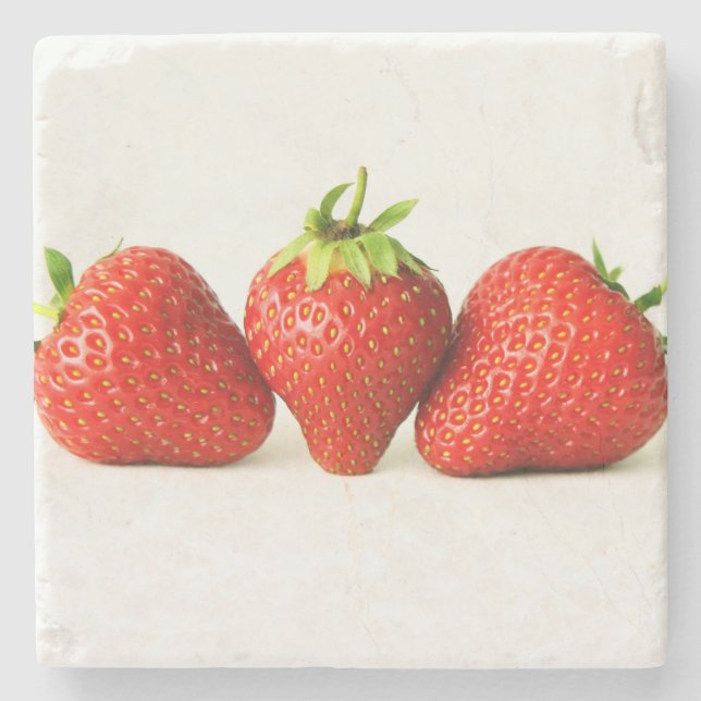 Drei Erdbeeren an der weißen Küste Steinuntersetzer (Vorderseite)