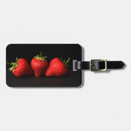 Drei Erdbeeren auf der schwarzen CD ltcnm Gepäckanhänger