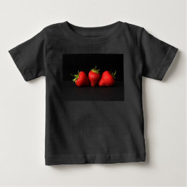 Drei Erdbeeren auf schwarzem Eisen Baby T-shirt