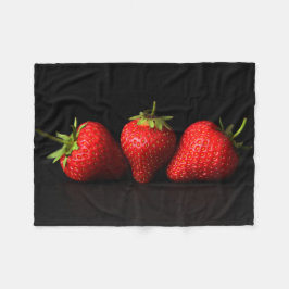 Drei Erdbeeren auf schwarzem Fbcnm Fleecedecke