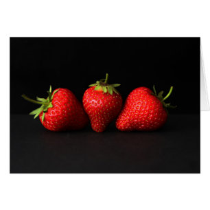 Drei Erdbeeren auf schwarzem Gccnm