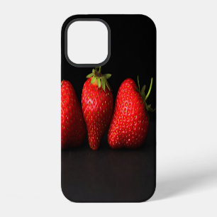Drei Erdbeeren auf schwarzem iphcnm iPhone 12 Hülle