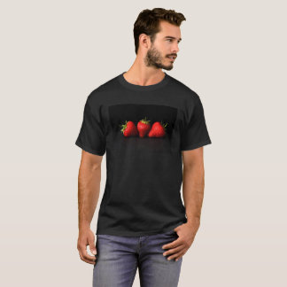 Drei Erdbeeren auf schwarzem Mka T-Shirt