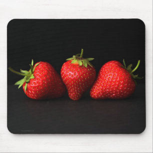Drei Erdbeeren auf schwarzem mpm Mousepad