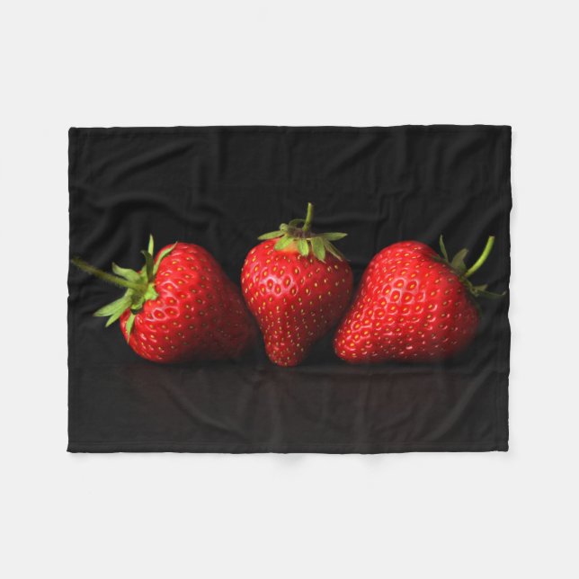 Drei Erdbeeren auf schwarzer Seite Fleecedecke (Vorderseite (Horizontal))