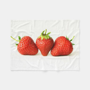 Drei Erdbeeren auf weißem Fett Fleecedecke