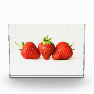 Drei Erdbeeren auf weißem Pbcnm Fotoblock