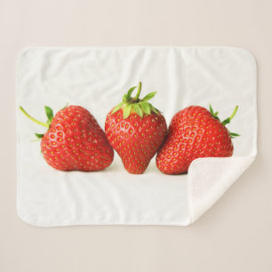 Drei Erdbeeren auf weißem Sbcna Sherpadecke