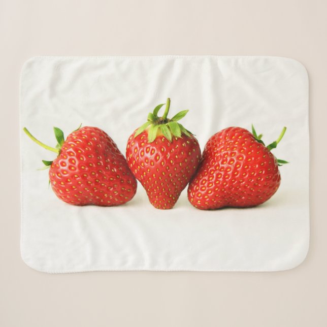 Drei Erdbeeren auf weißem Sbcna Sherpadecke (Vorderseite (Horizontal))