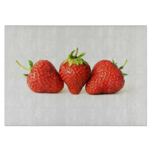 Drei Erdbeeren auf weißer Cbcna Schneidebrett