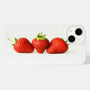 Drei Erdbeeren auf weißer iphcnm Case-Mate iPhone 14 Hülle