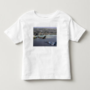 Drei F-16 Falken fliegen in Formation Kleinkind T-shirt