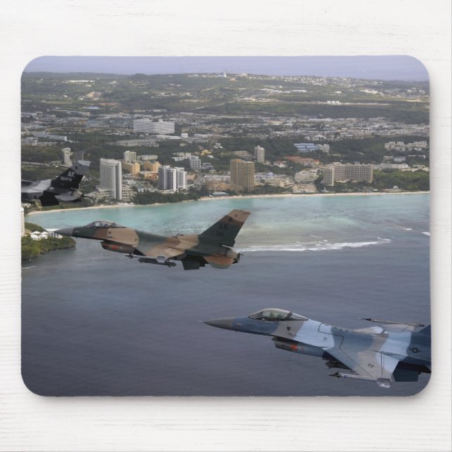 Drei F-16 Falken fliegen in Formation Mousepad (Vorne)