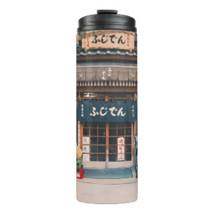 DREI FAHRRÄDER, DIE VOR GEBÄUDE PARKIERT WURDEN THERMOSBECHER