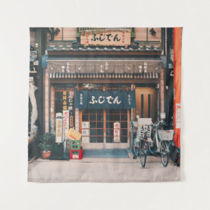 DREI FAHRRÄDER VOR DEM GEBÄUDE GEPARKT WANDTEPPICH