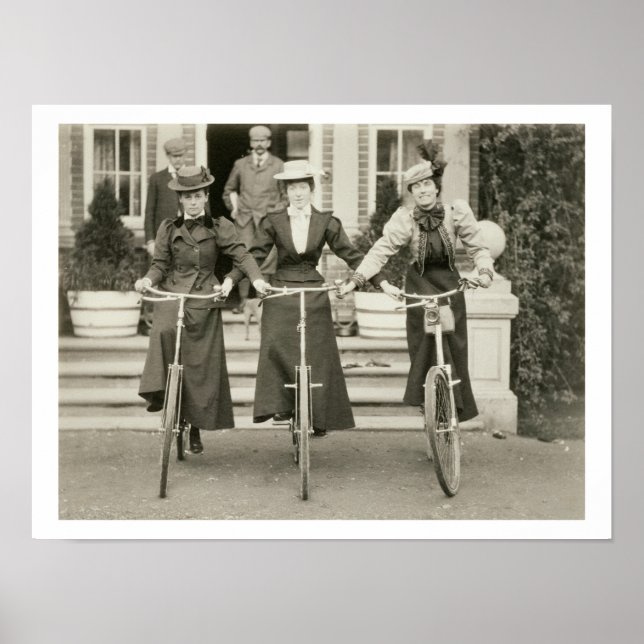 Drei Fahrradfrauen, Anfang der 1900er Jahre (b/w F Poster (Vorne)