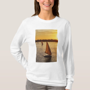Drei Falukas mit Touristen auf dem Nil bei T-Shirt