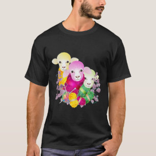 Drei farbige Schafe mit Wolle und Stricknadeln T-Shirt