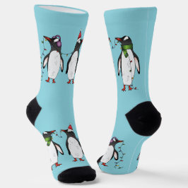 Drei festliche Weihnachtspenguinen auf hellblau Socken