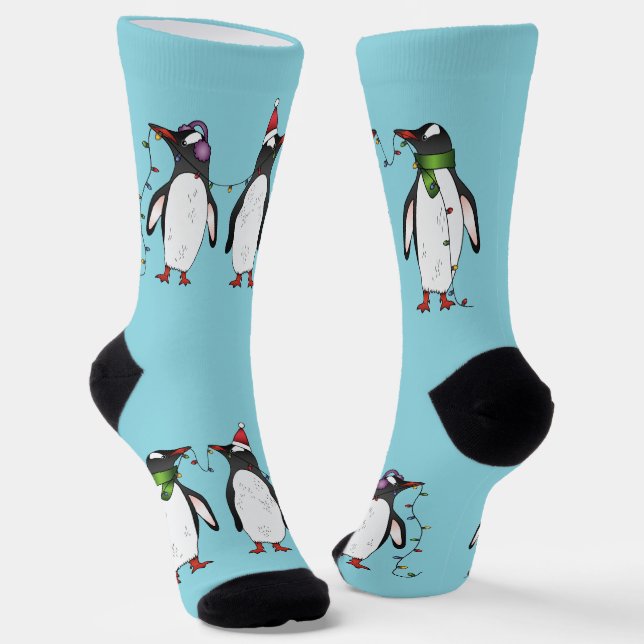 Drei festliche Weihnachtspenguinen auf hellblau Socken (Gewinkelt)