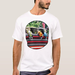 Drei Feuerhelme auf Feuerwehrfahrzeugen T-Shirt