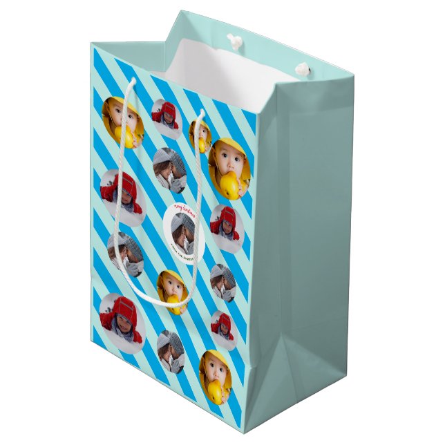 Drei Foto Personalisiert Blue Strip Fab Weihnachte Mittlere Geschenktüte (Vorderseite Schrägansicht)