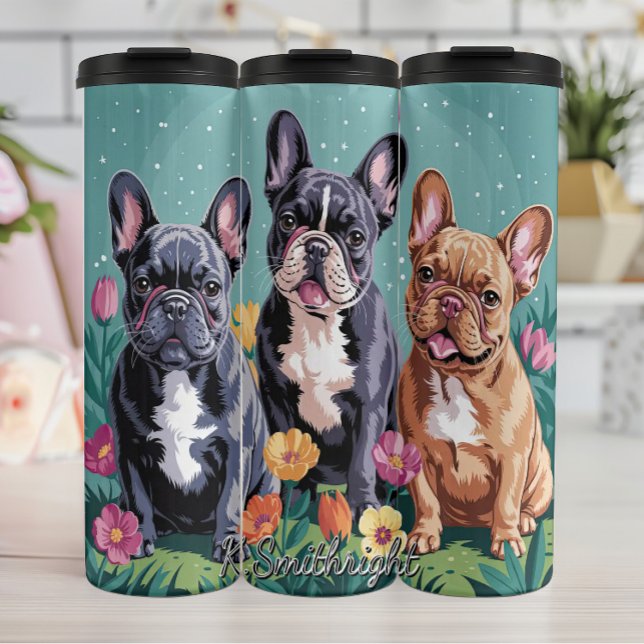 Drei französische Bulldogs im Garten Thermosbecher (Von Creator hochgeladen)