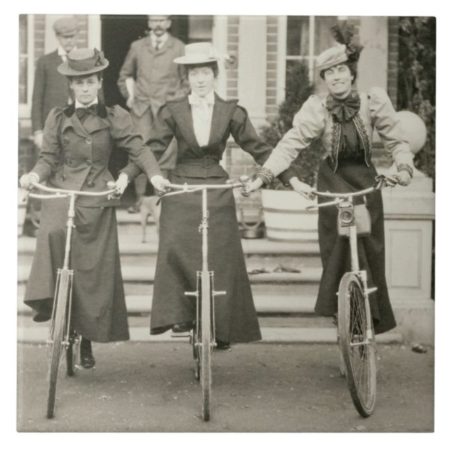 Drei Frauen auf Fahrrädern, frühe 1900s (b/w Foto) Fliese (Vorderseite)