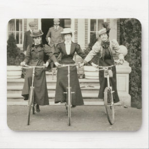 Drei Frauen auf Fahrrädern, frühe 1900s (b/w Foto) Mousepad