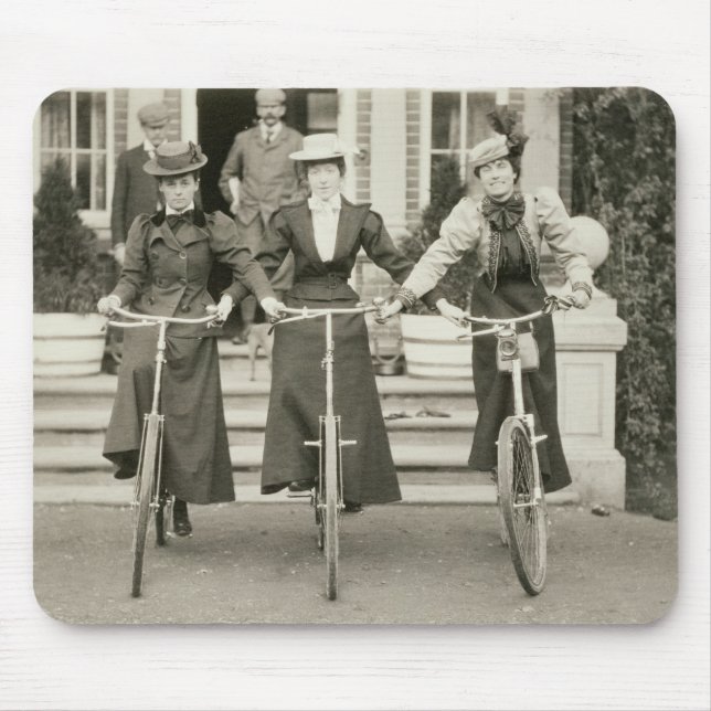 Drei Frauen auf Fahrrädern, frühe 1900s (b/w Foto) Mousepad (Vorne)