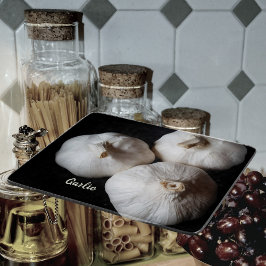 Drei ganze Wolken Weißer Knoblauch Schneidebrett