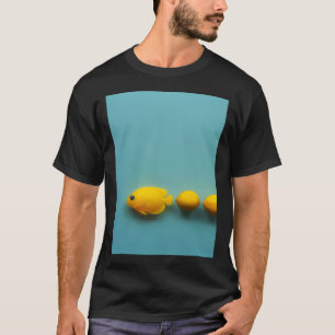 Drei gelbe Engelfische schwimmen nach links T-Shirt