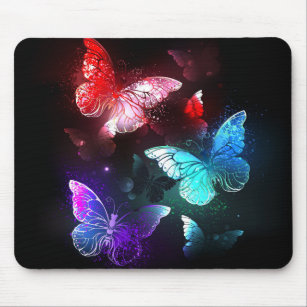 Drei glühende Schmetterlinge im Hintergrund Mousepad