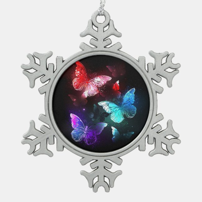 Drei glühende Schmetterlinge im Hintergrund Schneeflocken Zinn-Ornament (Vorderseite)