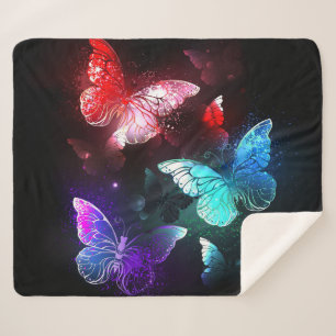 Drei glühende Schmetterlinge im Hintergrund Sherpadecke