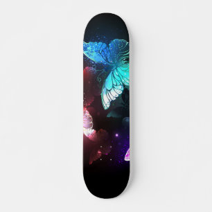 Drei glühende Schmetterlinge im Hintergrund Skateboard