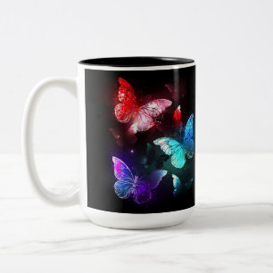 Drei glühende Schmetterlinge im Hintergrund Zweifarbige Tasse