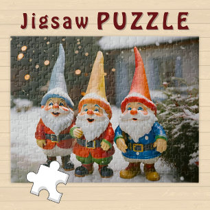 Drei Gnome genießen die schneereiche Outdoor-Weihn