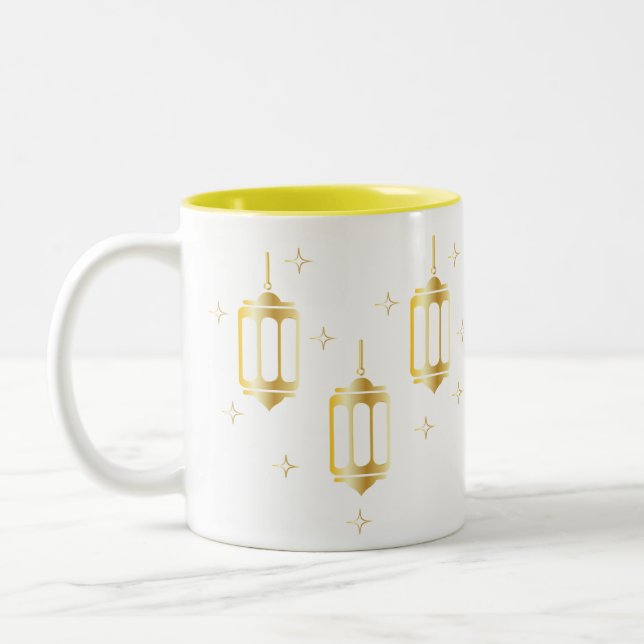 Drei goldene Laternen umgeben von Sternen Zweifarbige Tasse (Links)