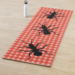 Drei große, knackige schwarze Ameisen auf Picnic Yogamatte