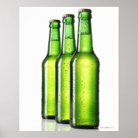 Drei grüne Flaschen Bier auf weißem Hintergrund,