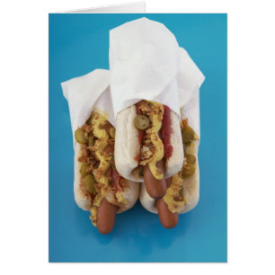 Drei heiße Hunde mit Brötchen