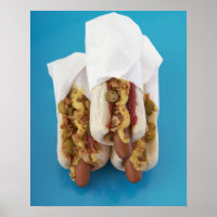 Drei heiße Hunde mit Brötchen