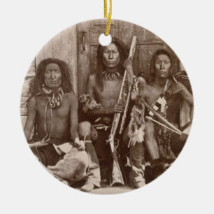 Drei Inder Braves, fotografiert durch königliche Keramikornament
