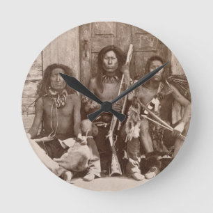 Drei Inder Braves, fotografiert durch königliche Runde Wanduhr